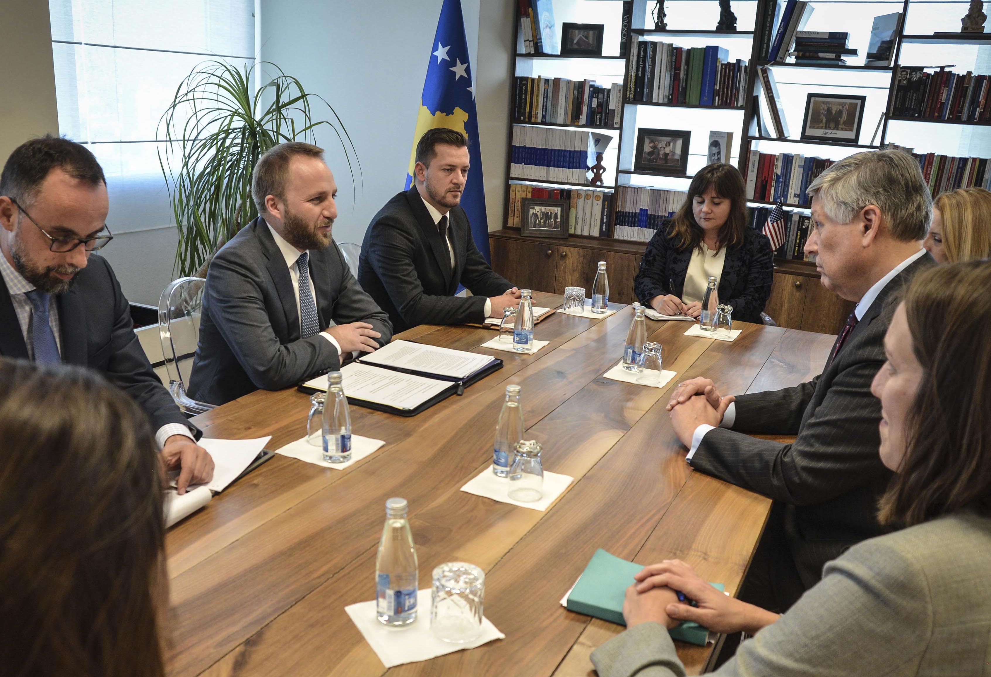 Ministri Tahiri takoi ambasadorin amerikan, Philip Kosnett
