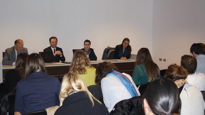 Ministri Kuçi priti studentë nga Universiteti Amerikan i Romës