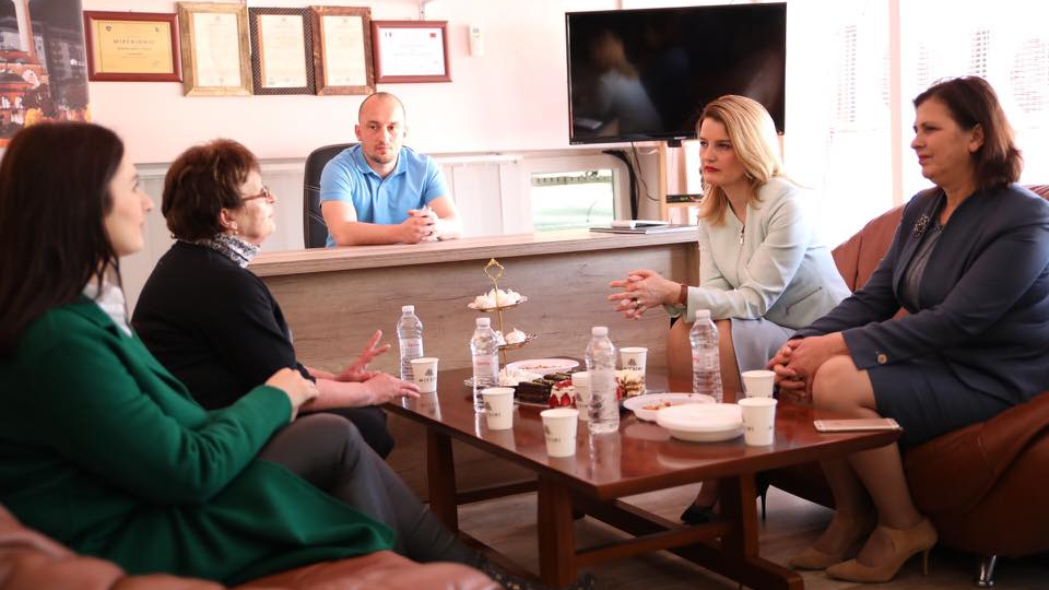 Ministrja Hoxha mbetet e përkushtuar për t’i ofruar përkrahje grave ndërmarrëse