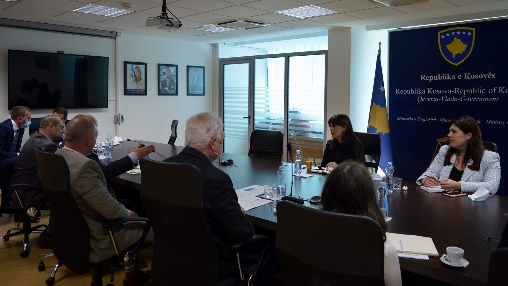 Ministrja Haxhiu takon ekspertët vendorë dhe ndërkombëtarë të projektit të Bashkimit Evropian për Sektorin e Drejtësisë