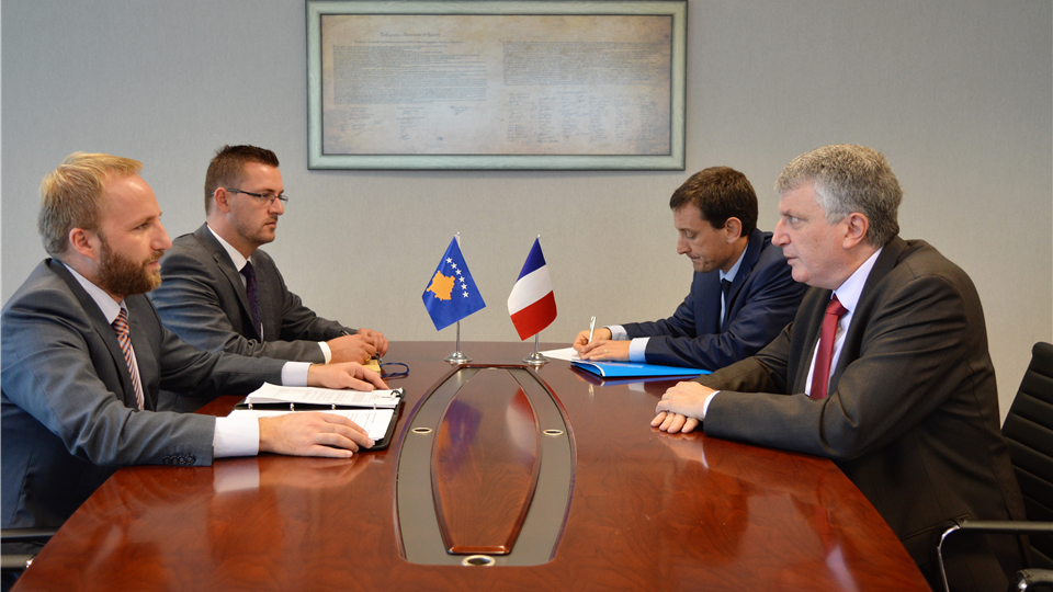Ministri Tahiri takoi ambasadorin e  Francës në Kosovë, z Chabert