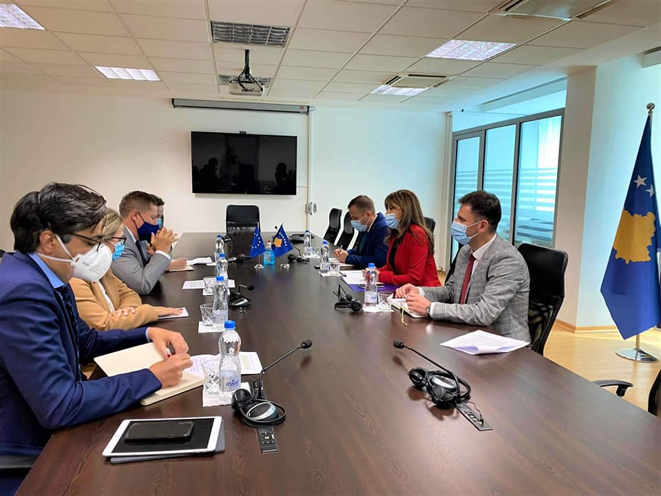 Ministrja e Drejtësisë, Albulena Haxhiu priti në takim Ambasadorin e Bashkimit Evropian në Kosovë, Tomas Szunyog