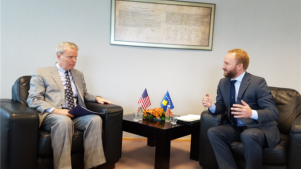 Ministri Tahiri priti në takim ambasadorin e SHBA-së, Greg Delawie
