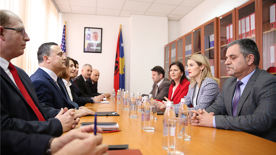 Ministrja Hoxha: Rishikimi i sektorit të sundimit të ligjit fuqizon gjykatat