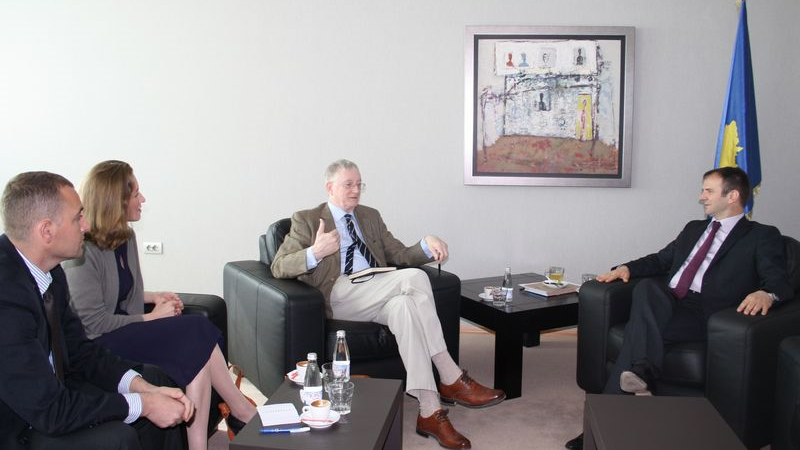 Ministri Kuçi u takua me profesorët e Oxfordit, Shields dhe Pritchard