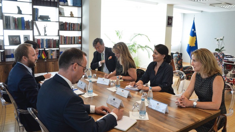 Ministri Tahiri: Liberalizimi i vizave i jep fund izolimit dhe iu mundëson kosovarëve të njohin nga afër vlerat evropiane