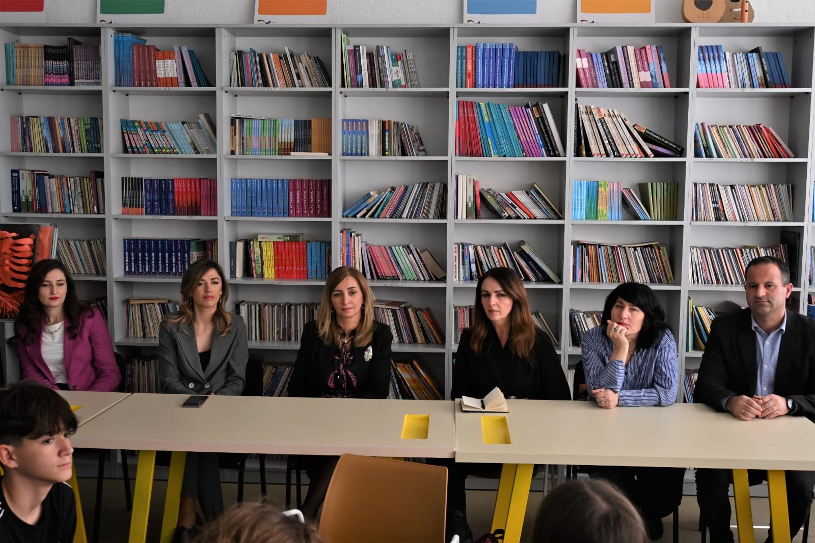 Ministrja e Drejtësisë, Albulena Haxhiu dhe ministrja e Arsimit, Arbërie Nagavci, vizituan sot nxënësit e shkollës “Xhemail Mustafa” në Prishtinë