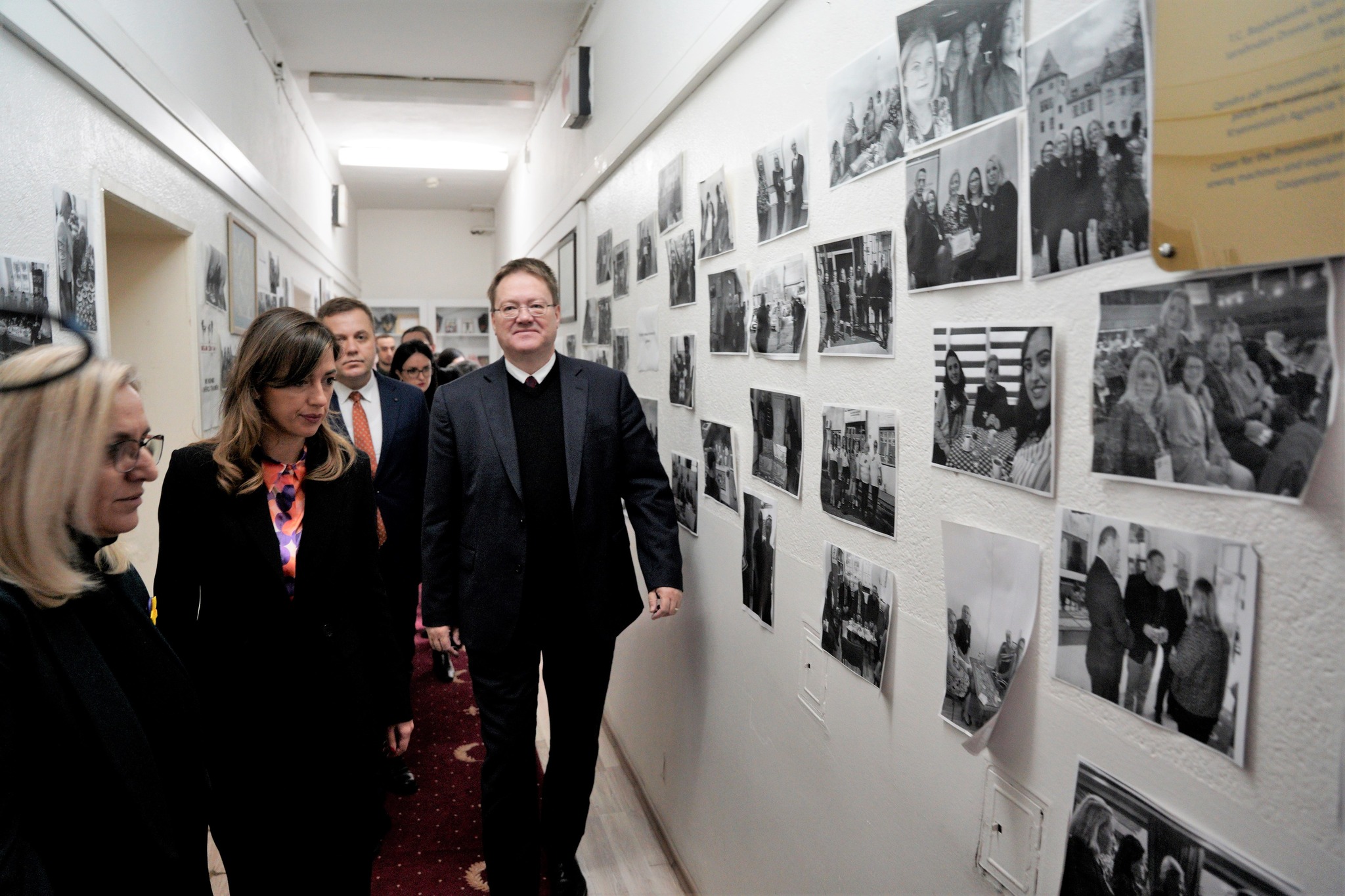 Ministrja e Drejtësisë, Albulena Haxhiu, shoqëruar nga Ambasadori i Britanisë së Madhe, z. Nicholas Abbott, sot kanë  vizituar Qendrën për Promovimin e të Drejtave të Grave në Drenas, që udhëhiqet nga znj. Kadire Tahiraj