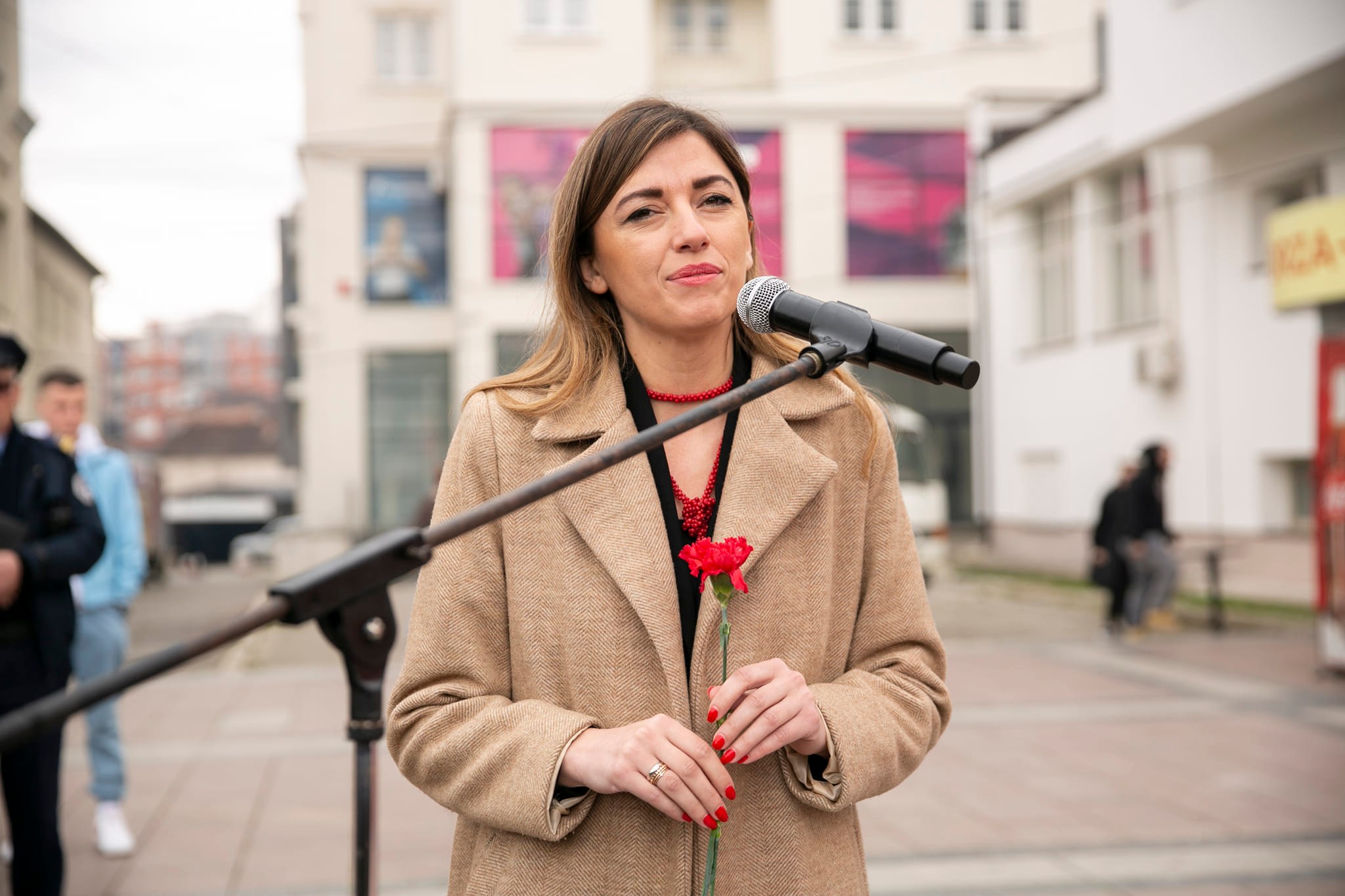 Ministrja Haxhiu mori pjesë në ceremoninë e përurimit të shtatores “Heroinat e Qytetit” në Gjilan