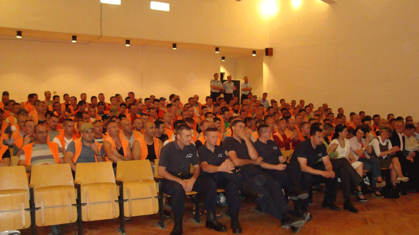 Today in Dubrava Correctional Center, held a concert the singer Afrim Muqiqi for the prisoners serving their sentence in this correctional center.