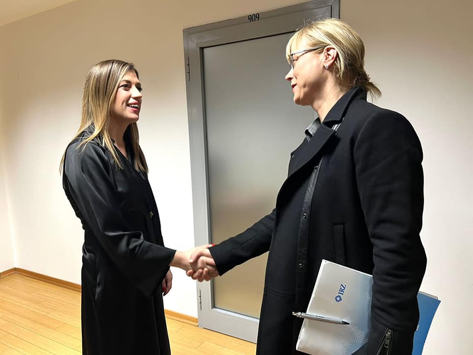 Ministrja Haxhiu ka pritur në një takim drejtoreshën e IRZ, Dr. Frauke Bachler, si dhe drejtorin për Evropën Juglindore-sektori bilateral, Frank Hupfeld