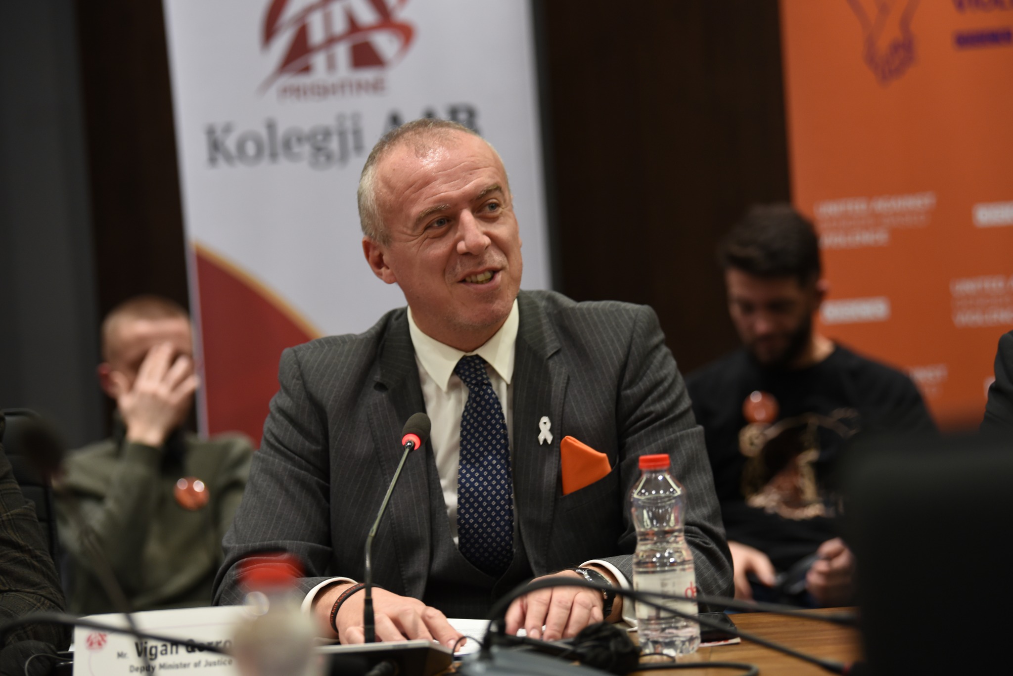 Zëvendësministri Qorrolli bashkëbisedoi me juristët e rinj për steriotipet gjinore, diskriminimin dhe dhunën