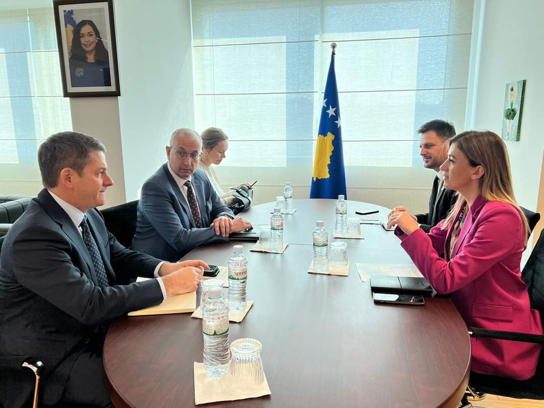 Ministarka Hadžiu se sastala sa ambasadorom OEBS-a na Kosovu Majklom Devenportom