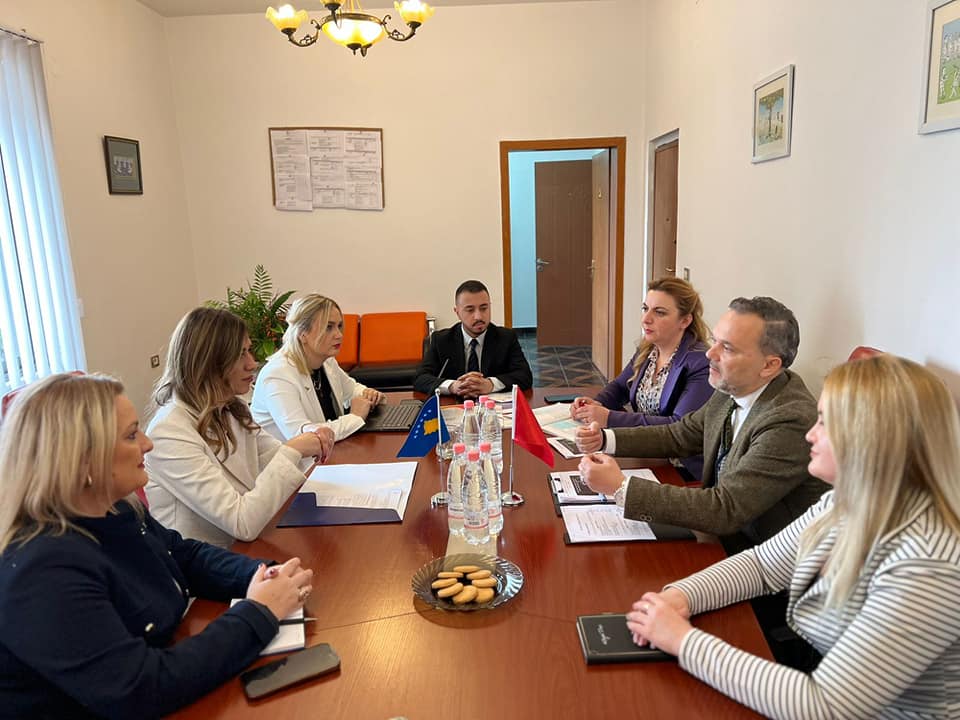 Ministrja e Drejtësisë, Albulena Haxhiu, gjatë qëndrimit të saj në Republikën e Shqipërisë vizitoi Dhomën Kombëtare të Ndërmjetësve, ku u prit nga kryetarja, Drita Avdyli, dhe Zyrën për Ndihmë Juridike Falas, ku u prit nga drejtori i kësaj Zyre, Ergys Qiriqi
