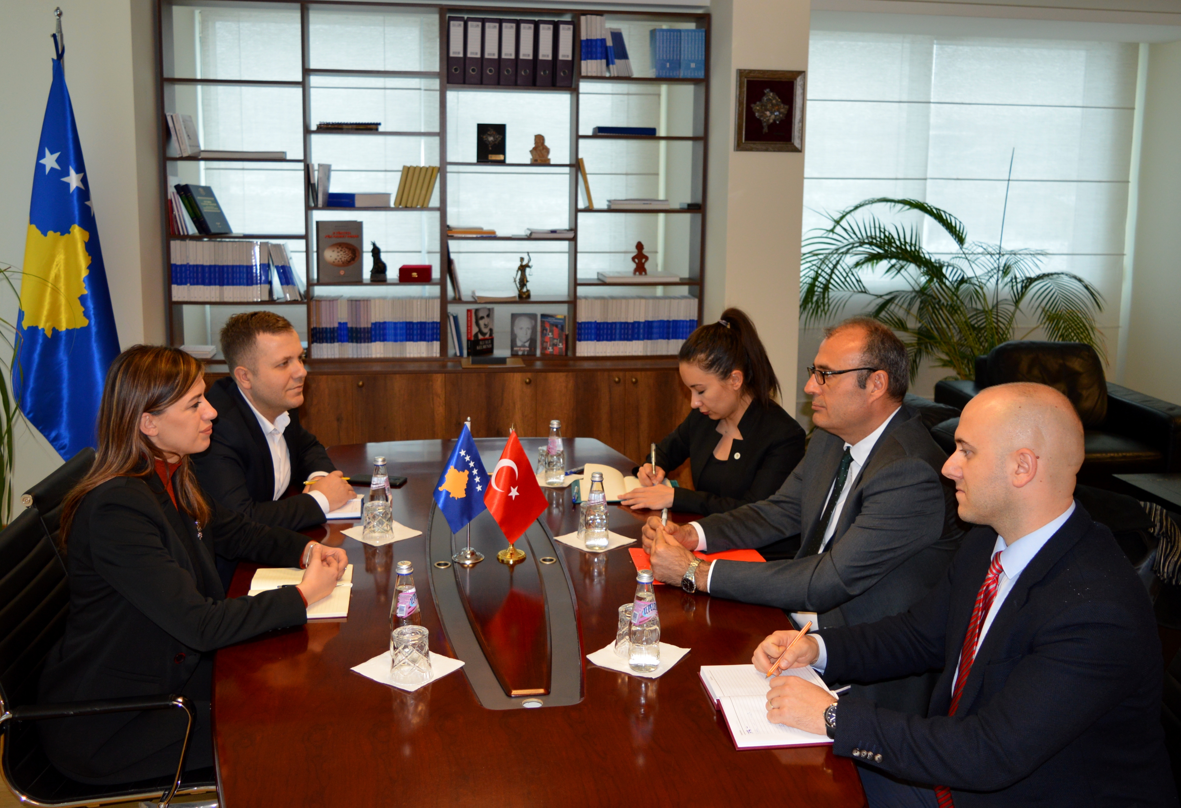 Ministrja Haxhiu takon Ambasadorin e Turqisë, Çağri Sakar