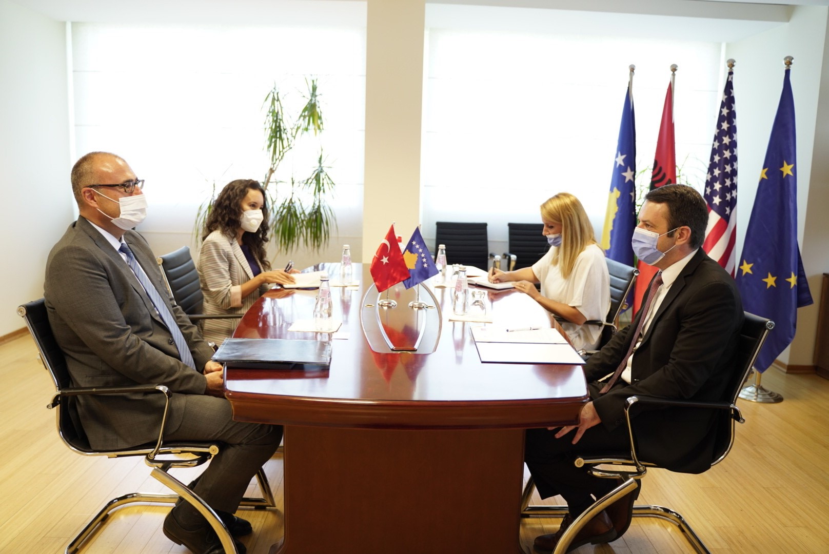 Ministri Selimi priti në takim ambasadorin e Turqisë, Çağrı Sakar