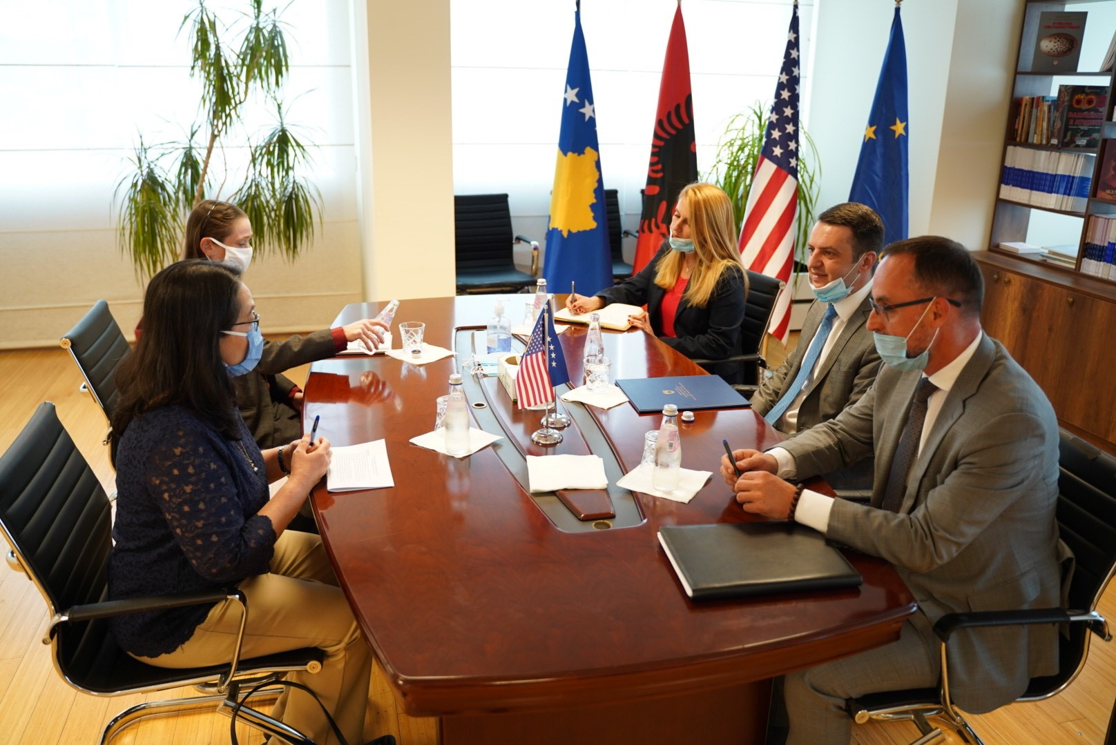 Ministri Selimi takon drejtoreshën e USAID-it në Kosovë Lisa Magno