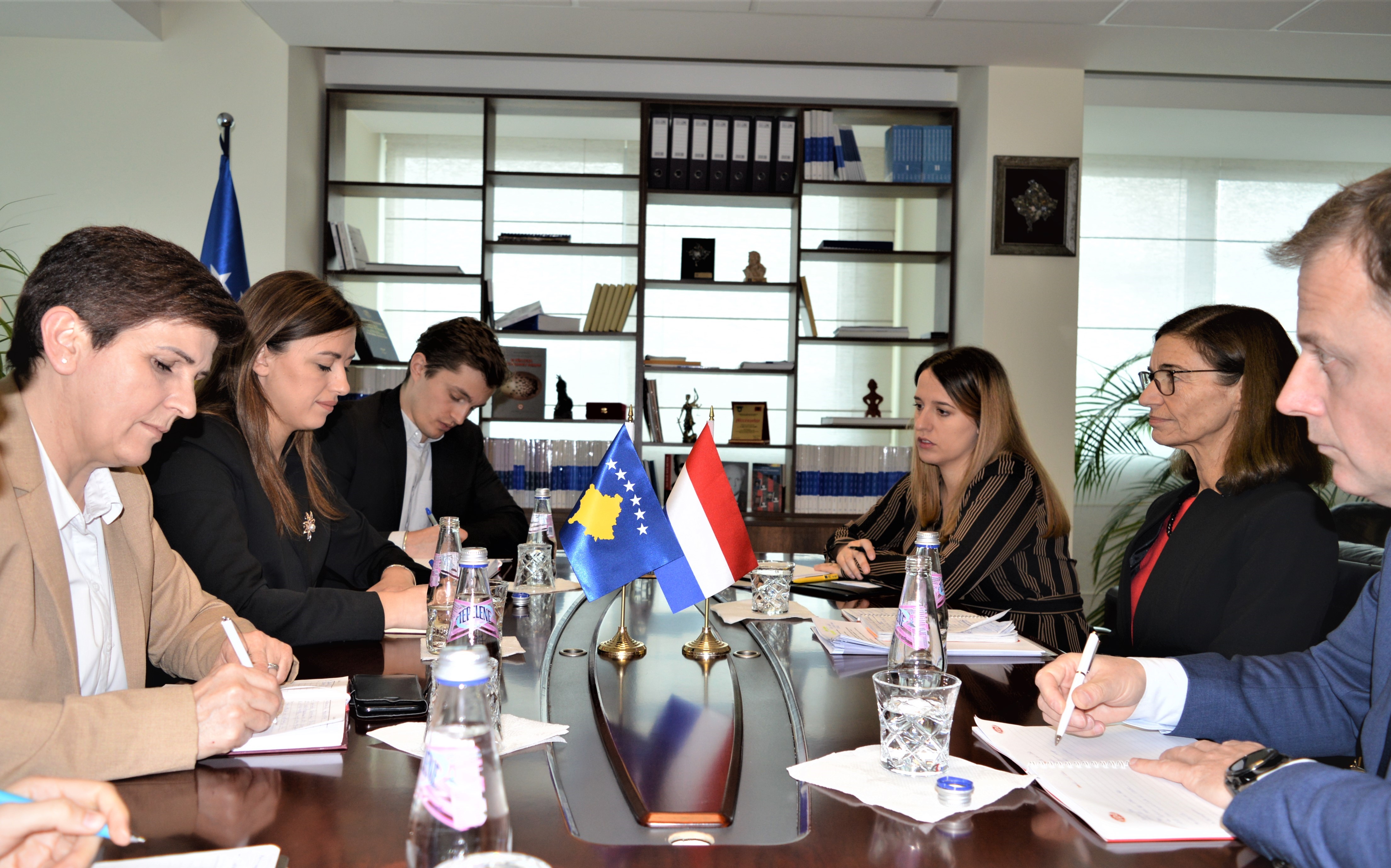 Ministrja Haxhiu takohet me Ambasadoren e Mbretërisë së Holandës në Kosovë, znj. Willems