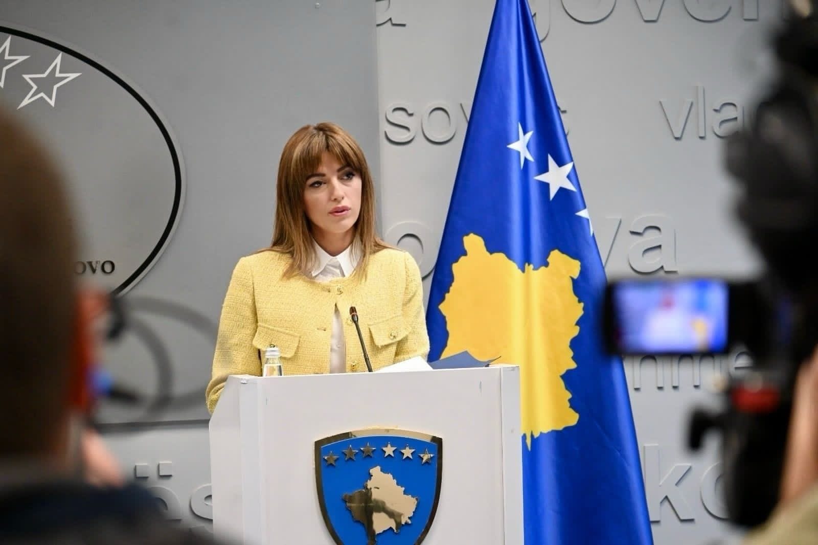Ministrja e Drejtësisë, Albulena Haxhiu në një konferencë për media