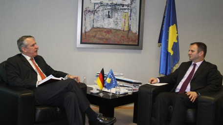 Ministri Kuçi u takua me Ambasadorin Blomeyer