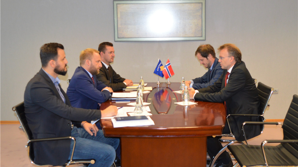 Ministri Tahiri takoi ambasadorin e Mbretërisë së Norvegjisë, z. Per Strand Sjaastand