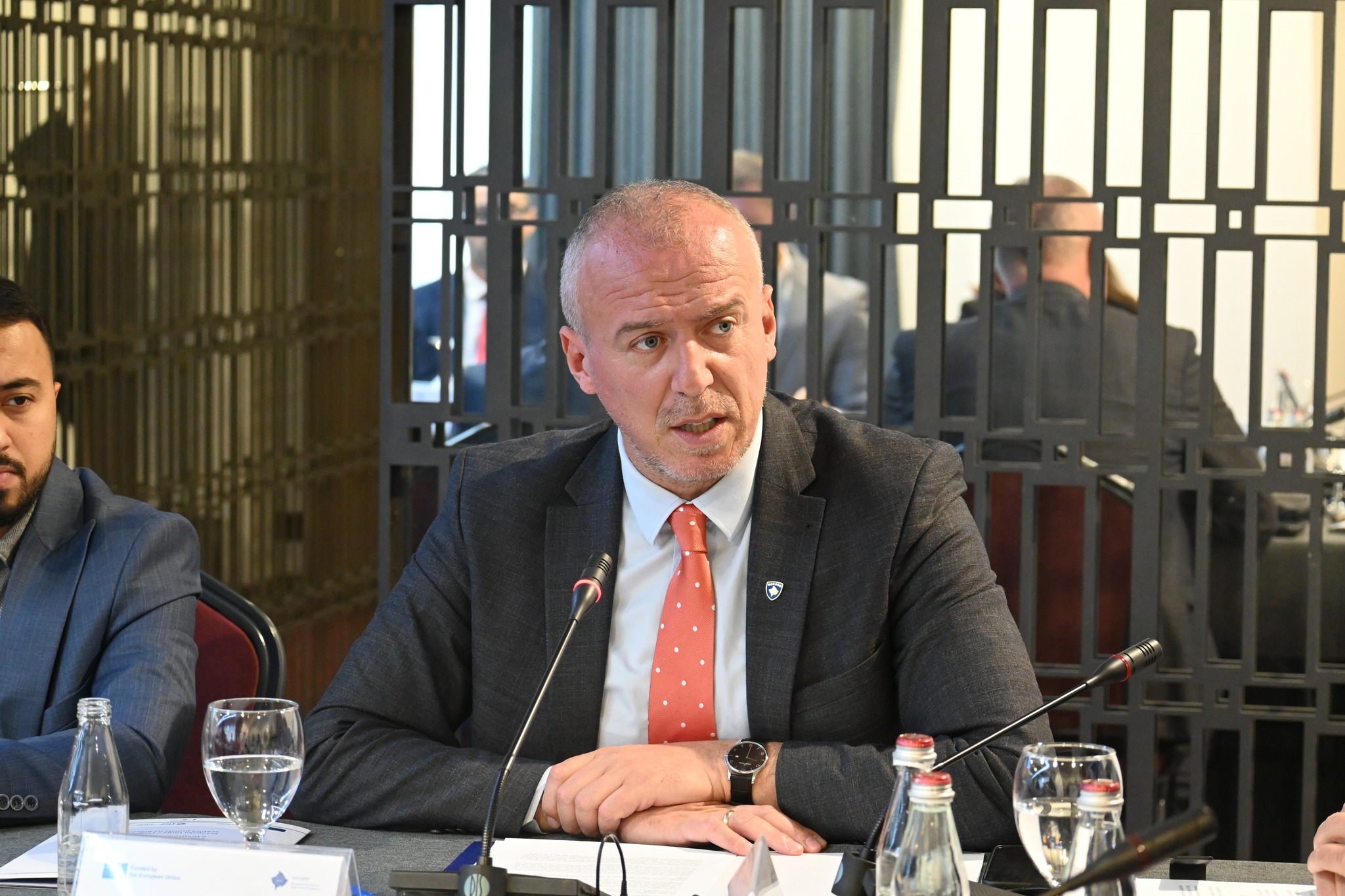 Zëvendësministri Qorrolli merr pjesë në tryezën “Përdorimi i dënimeve alternative kundrejt dënimeve me burgim”