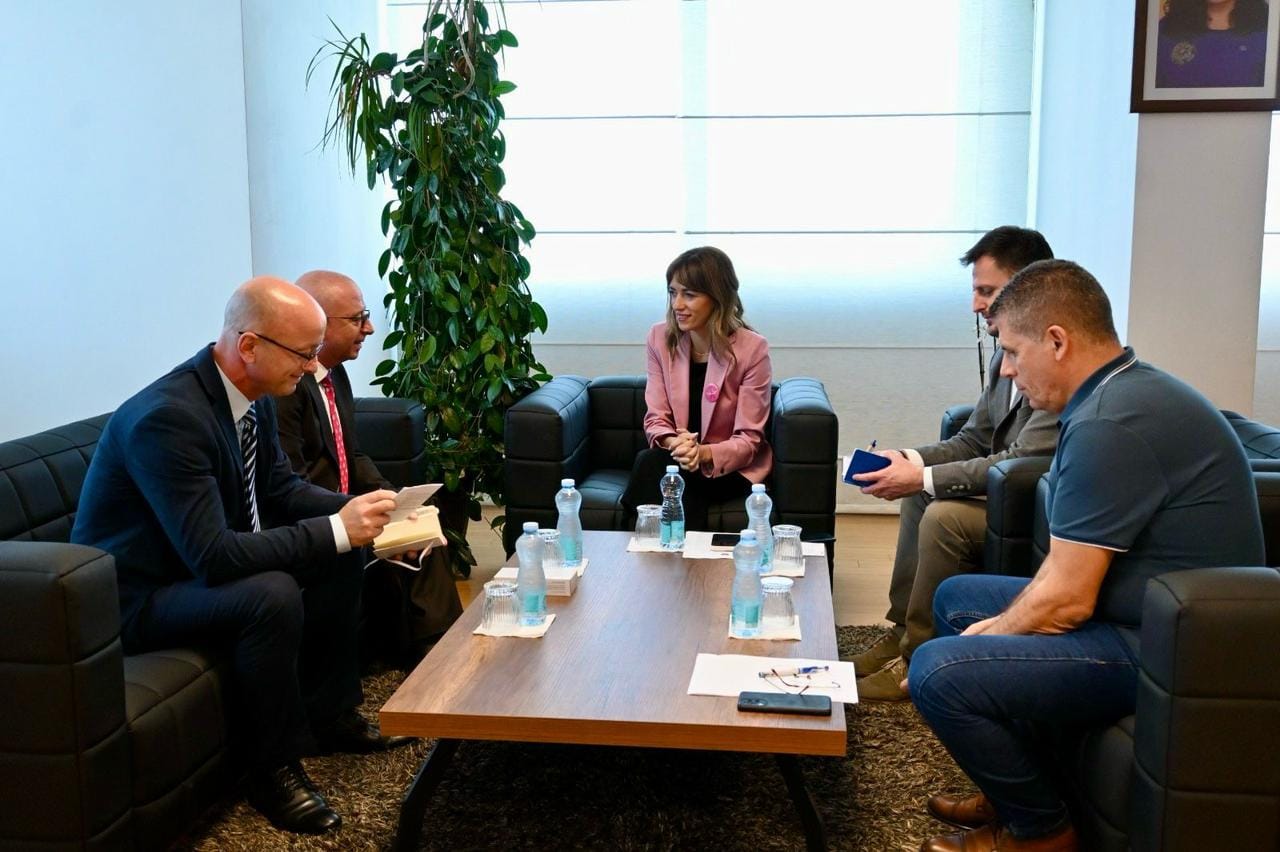 Ministrja Haxhiu ka pritur në takim Shefin e Misionit të Komitetit Ndërkombëtar të Kryqit të Kuq
