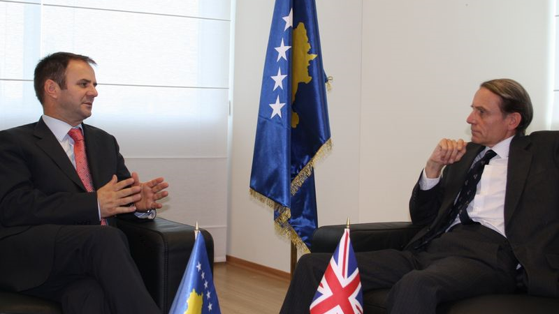 Zëvendëskryeministri Kuçi u takua me ambasadorin britanik, Ian Cameron Cliff