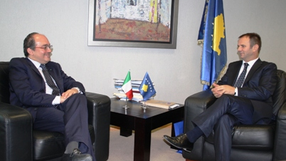 Ministri Kuçi priti në takim lamtumirës Ambasadorin italian në Kosovë