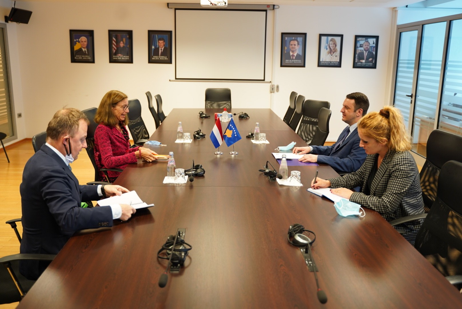 Ministri Selimi takohet me Ambasadoren e Mbretërisë së Holandës në Kosovë, Gerrie Willems