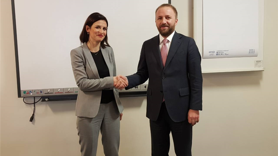 Ministri Tahiri zhvilloi takime bilaterale  me homologët nga rajoni