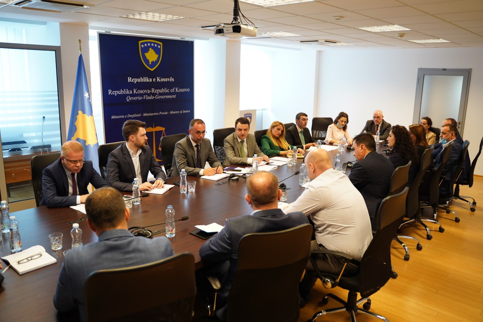 Ministri Selimi takohet me stafin e MD-së, njoftohet për punët, të arriturat dhe sfidat në Ministri