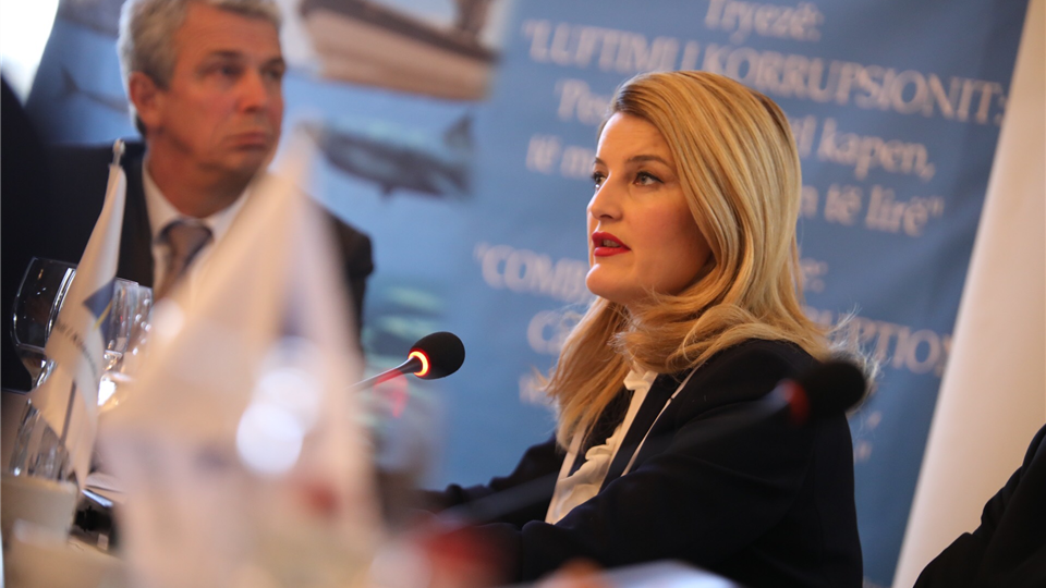 Ministrja Hoxha: Le të mos fshihemi pas të pamundshmes por ta luftojmë korrupsionin