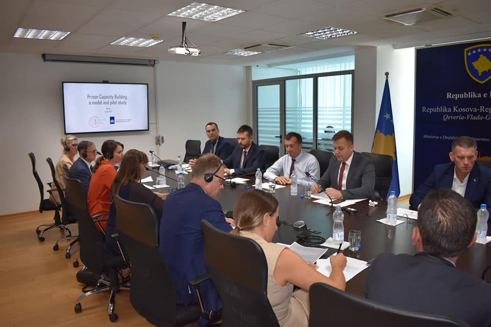 Në Ministrinë e Drejtësisë sot u mbajt takimi i akterëve ndër-institucionalë me partnerin strategjik – Komitetin Holandez të Helsinkit