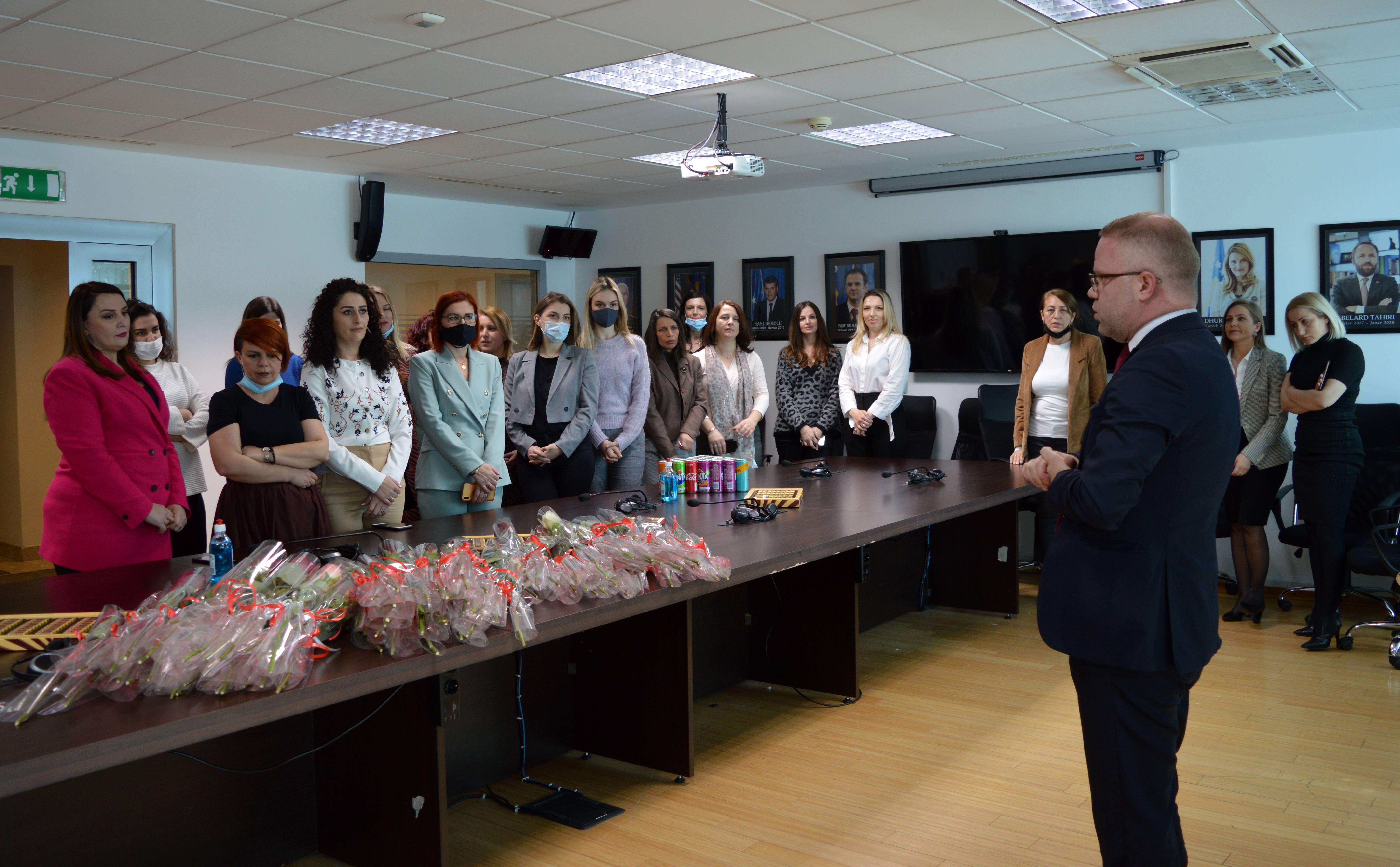 Zv. Sekretari i Përgjithshëm i Ministrisë së Drejtësisë, Ardian Bajraktari, përgëzon koleget në Ministri me rastin e 8 Marsit