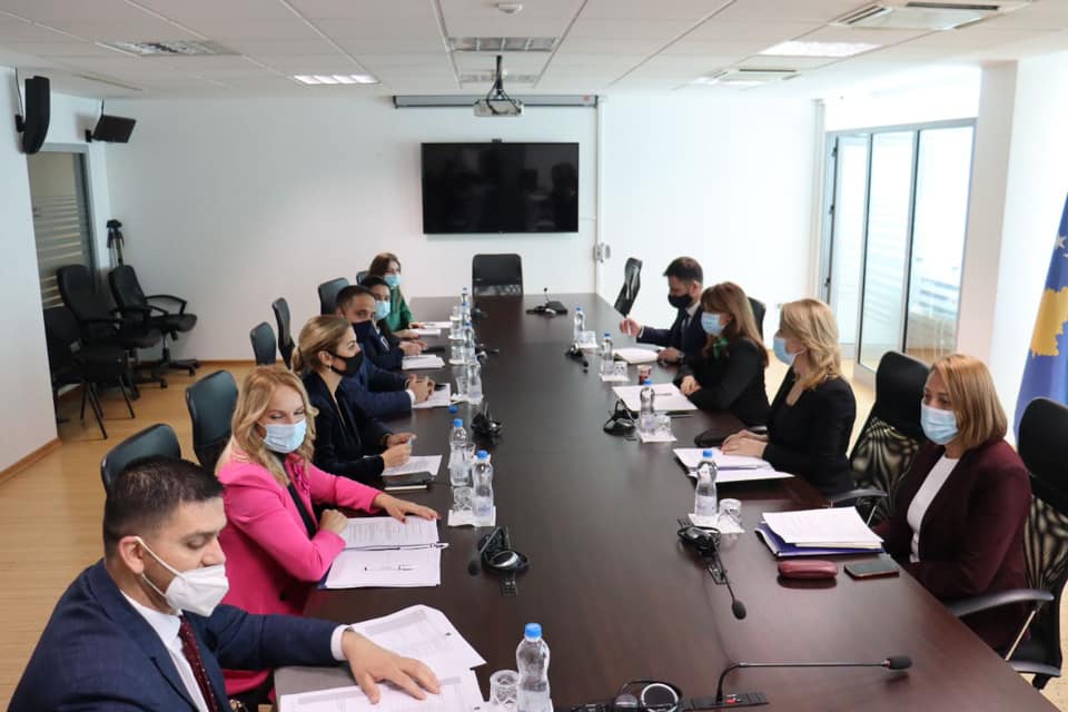 Ministrja Haxhiu priti në takim anëtarët e Komisionin për Legjislacion