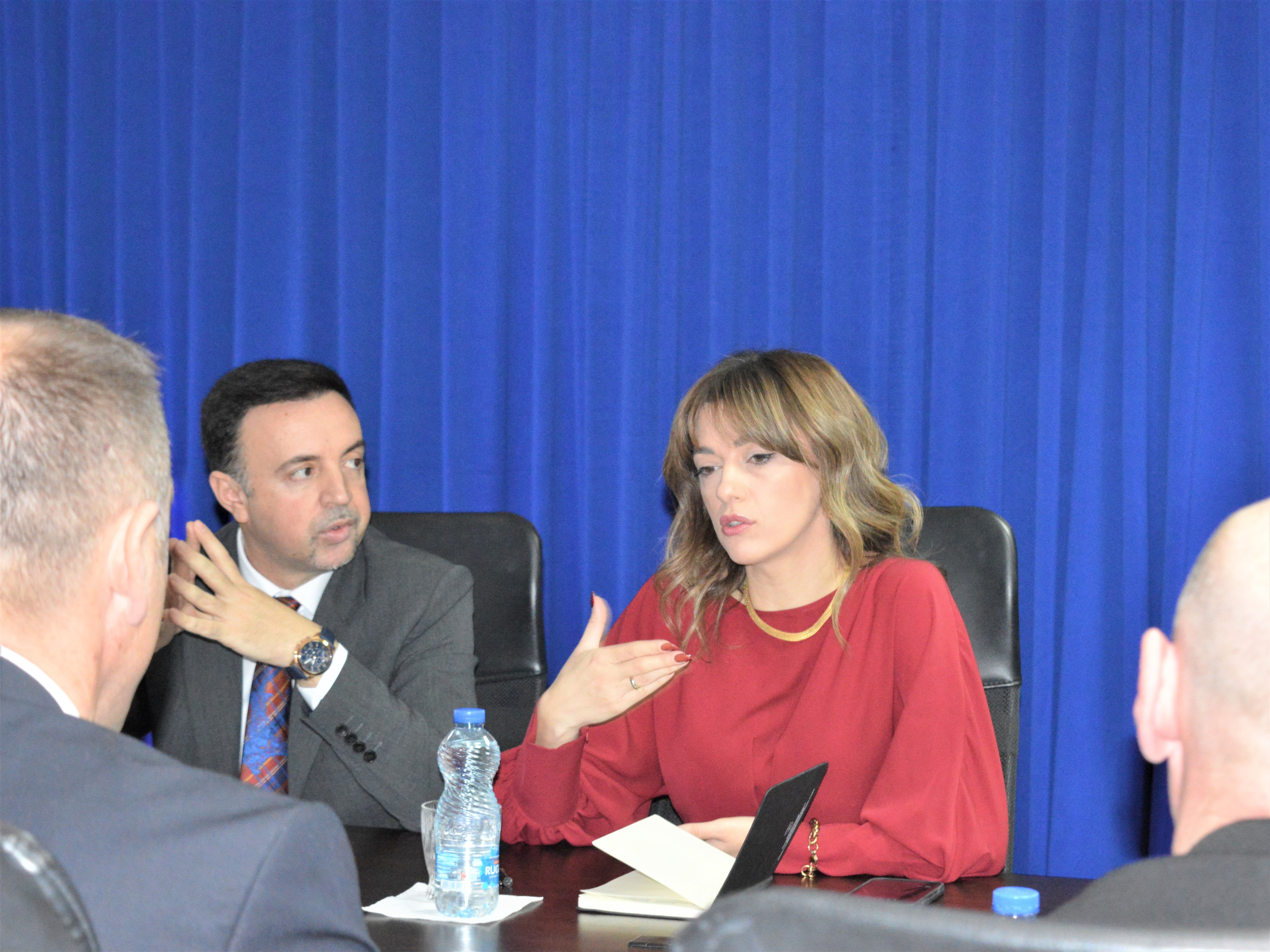 Ministrja Haxhiu takohet me drejtorët e institucioneve korrektuese