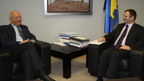 Ministri Kuçi u takua me Ambasadorin Studman