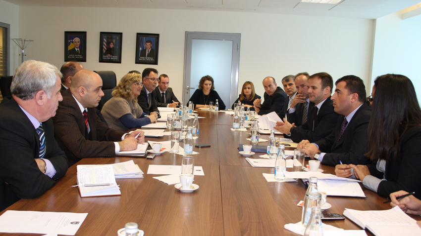 Ministri Kuçi diskuton Raportin e Progresit me stafin e MD-së