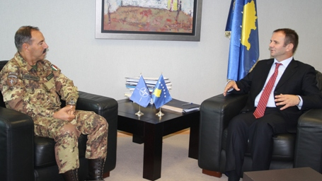 Vlerësohet bashkëpunimi i institucioneve të Kosovës me KFOR-in