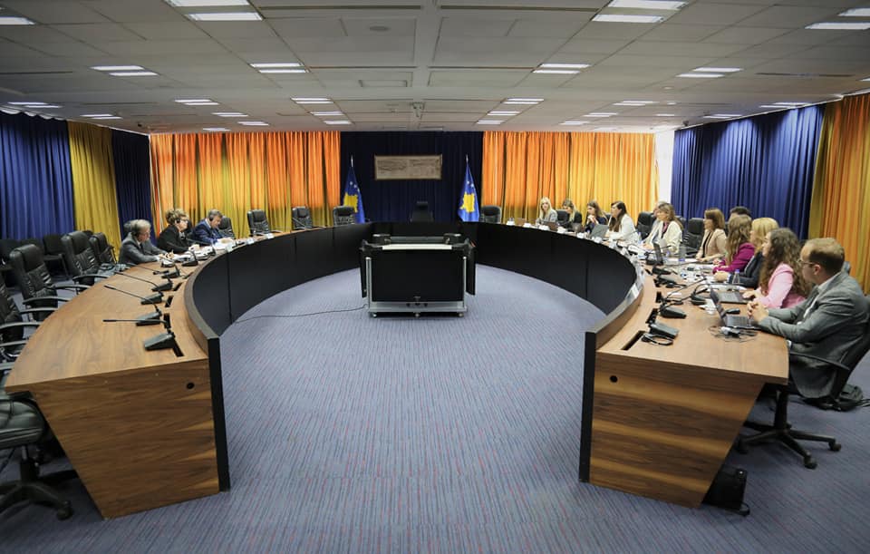 Zëvendëskryeministri Bislimi dhe ministrja Haxhiu pritën në takim anëtarët e Komisionit të Venecias