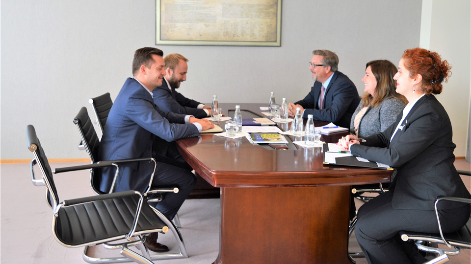 Ministri Tahiri takoi Drejtorin e misionit të USAID-it në Kosovë, z. James Hope
