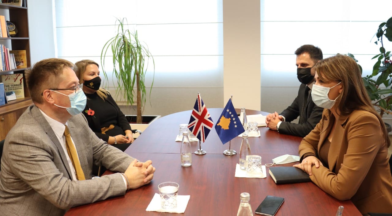 Ministrja Haxhiu priti në takim ambasadorin britanik, Nicholas Abbott