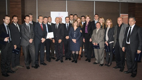 Drejtoresha e misionit të USAID-it në Kosovë dhe Ministri i Drejtësisë shpërndajnë certifikata për kandidatët për përmbarues privat pas përfundimit të trajnimit