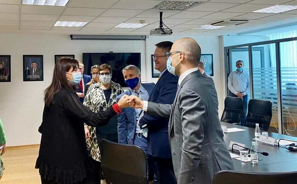 Ministrja e Drejtësisë, Albulena Haxhiu, priti në takim partnerët ndërkombëtarë