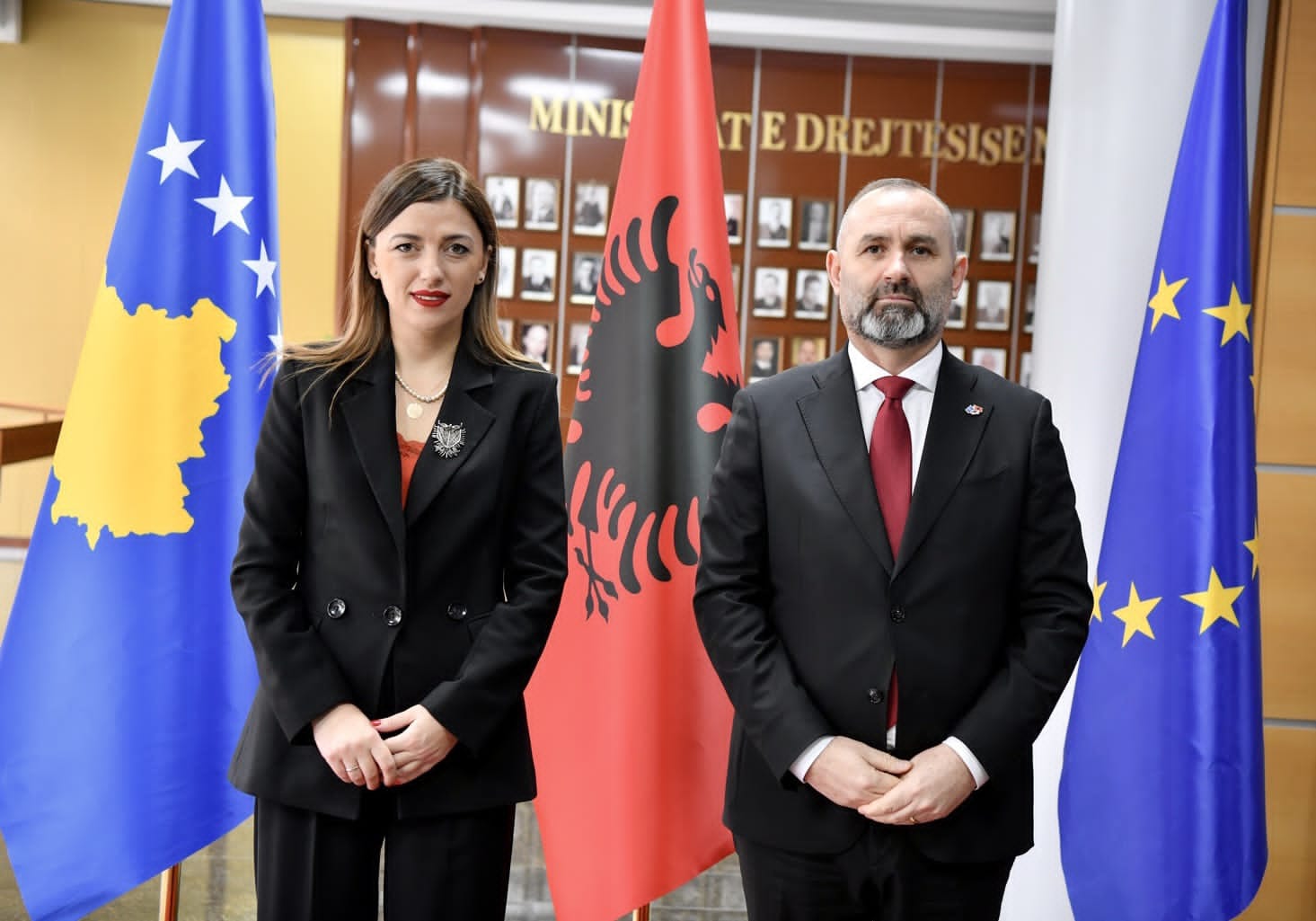 Sot, në prag të shënimit të 28 Nëntorit, Ministrja e Drejtësisë, Albulena Haxhiu, dhe homologu i saj, Ministri i Drejtësisë së Shqipërisë, Ulsi Manja, nënshkruan dy marrëveshje të reja nga fusha e Drejtësisë së të dyja vendeve
