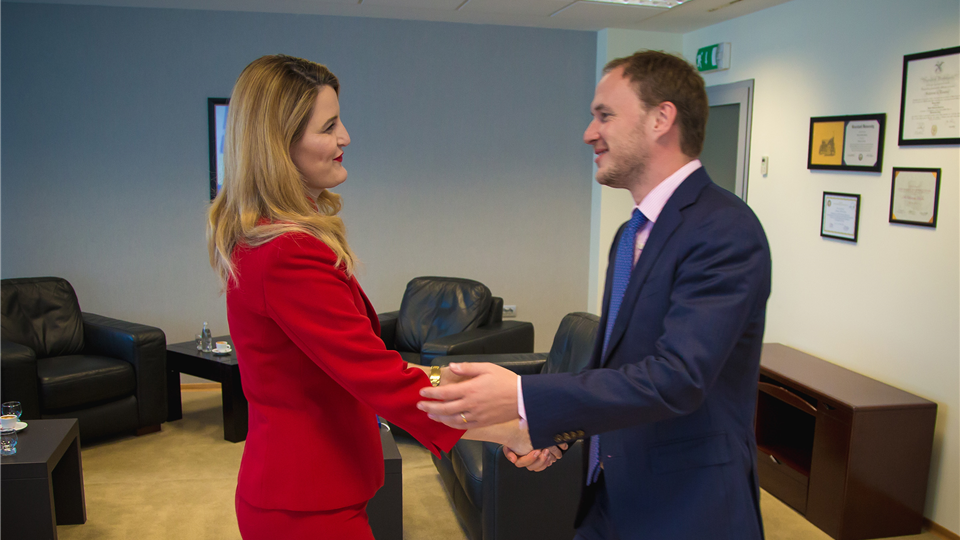 Ministrja Hoxha i jep mbështetje të plotë Sfidave të Mijëvjeçarit