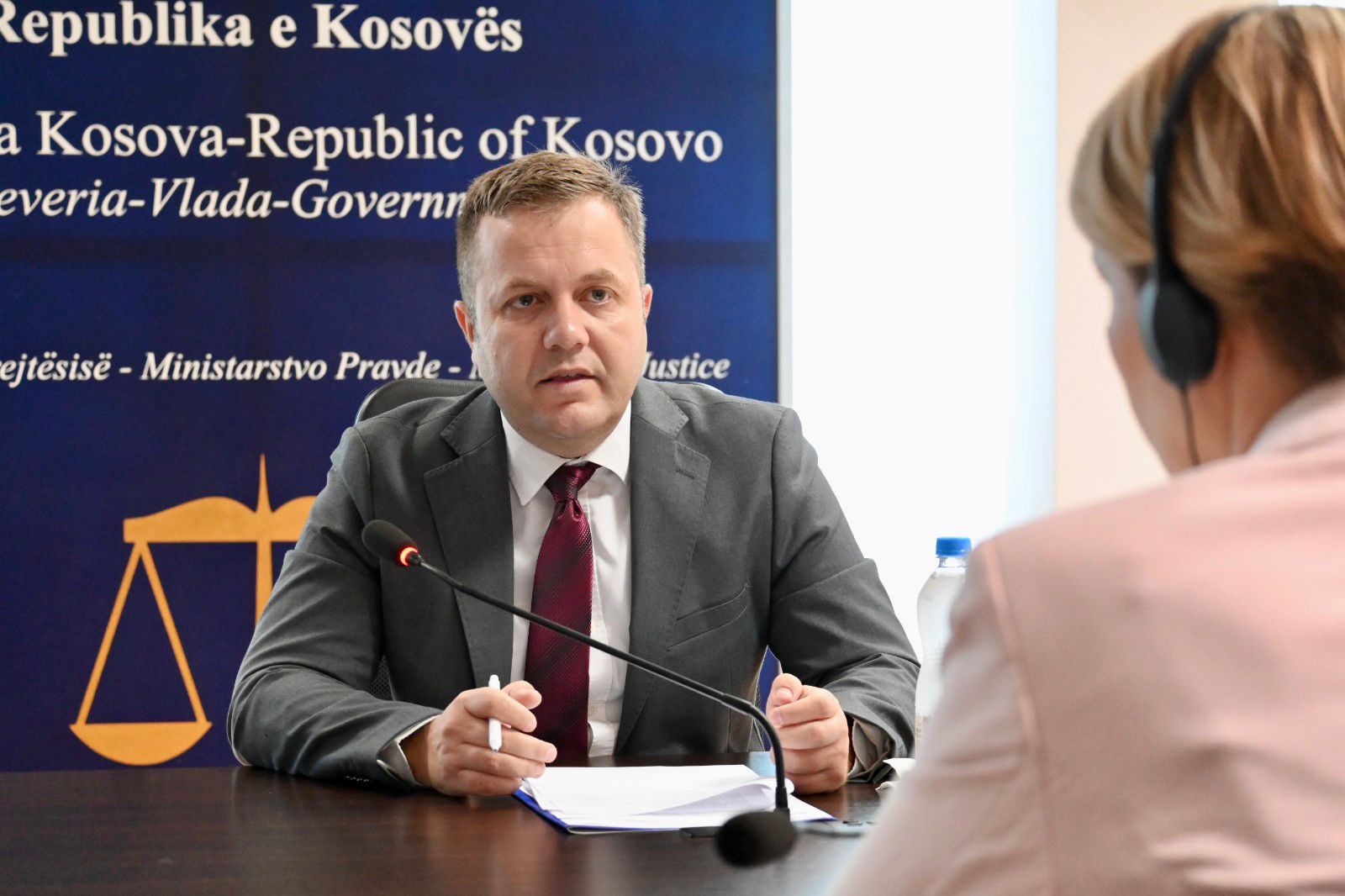 Zëvendësministri Blerim Sallahu pret në takim përfaqësuesit e IRZ dhe EUKOJUST – diskutohet për mbështetjen dhe bashkëpunimin tutje