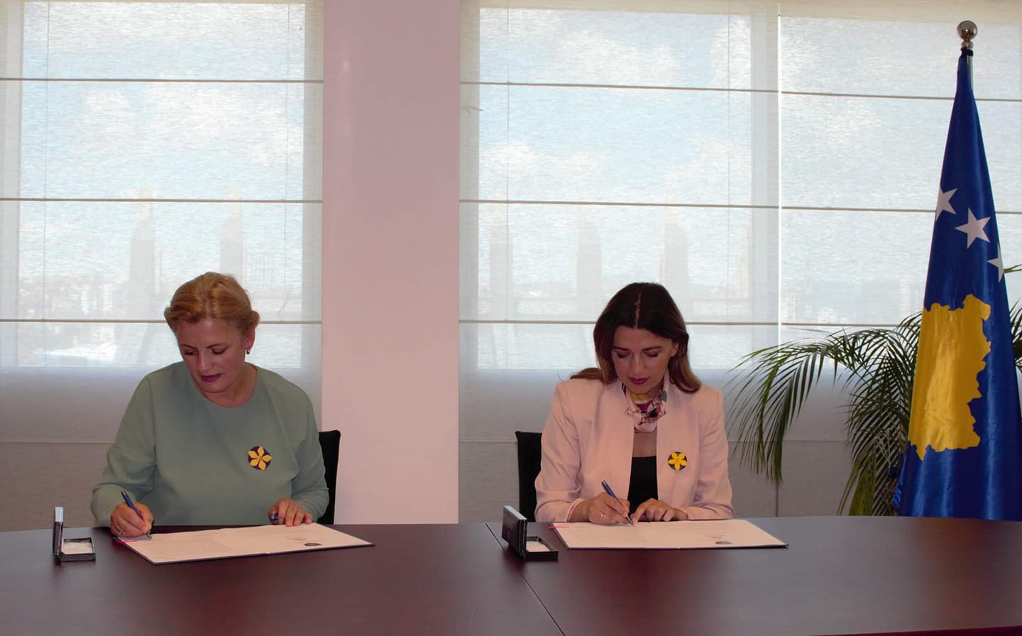 Ministrja e Drejtësisë, Albulena Haxhiu, sot nënshkroi Marrëveshjen e Bashkëpunimit me organizatën “Qendra Kosovare për Rehabilitimin e të Mbijetuarve të Torturës”- QKRMT
