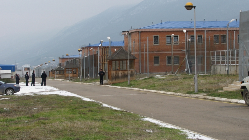 Pas largimit, një i burgosur kthehet, pritet kthimi edhe i dy të tjerëve